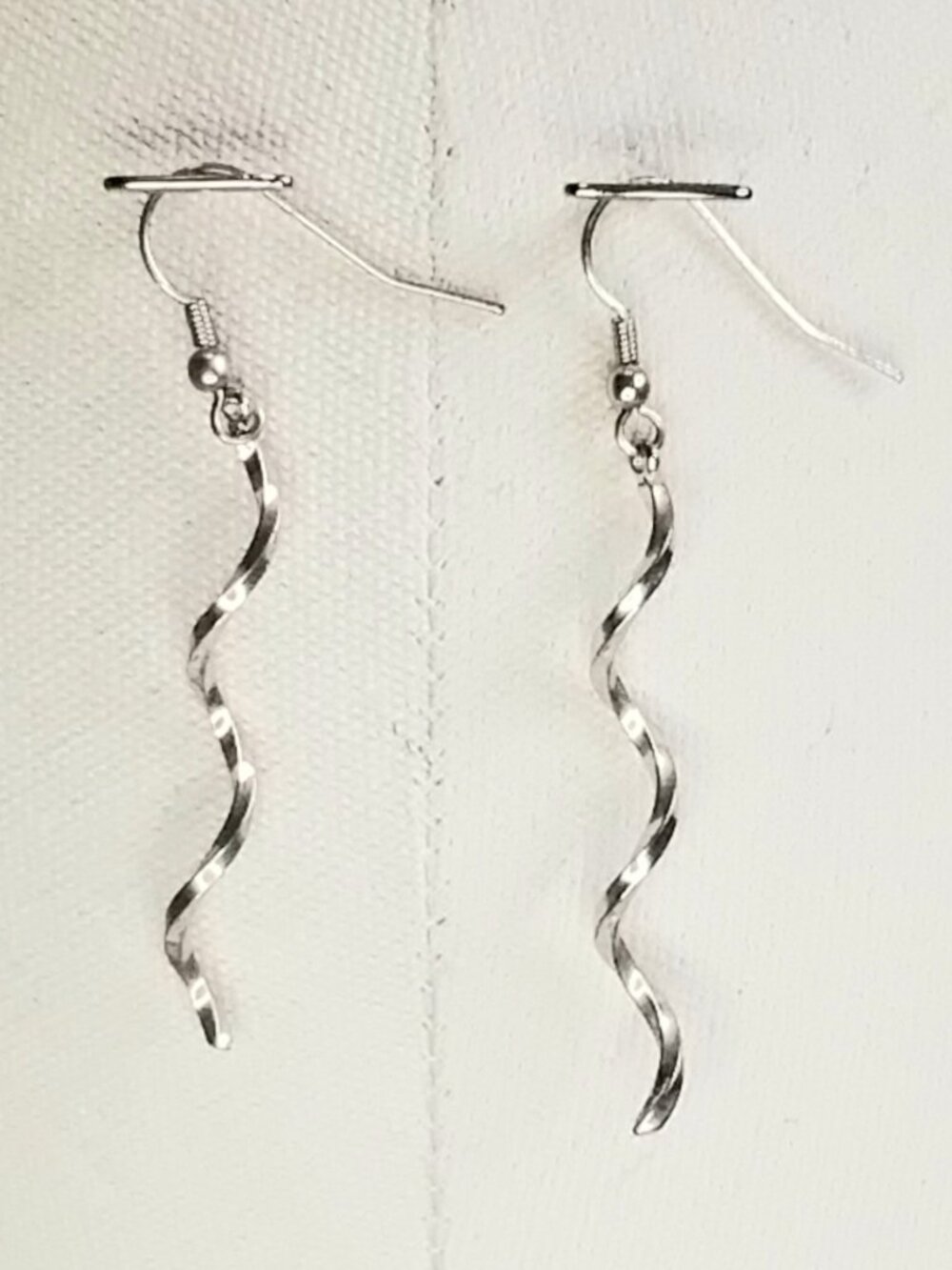 3/$25 Vintage & Beautiful Pair of Metal Dangle Earings Quality Costume Jewelry!!